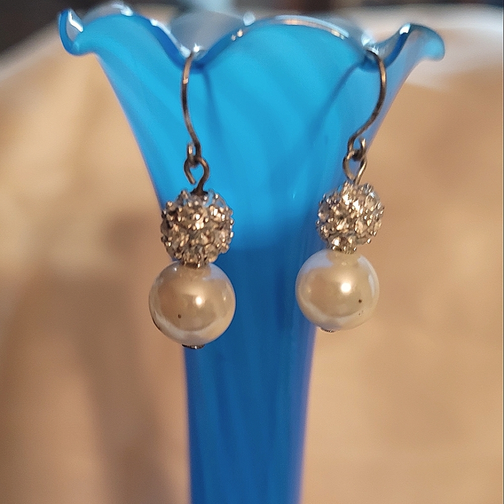 3.00 when you bundle  Foux pearl dangling earrings